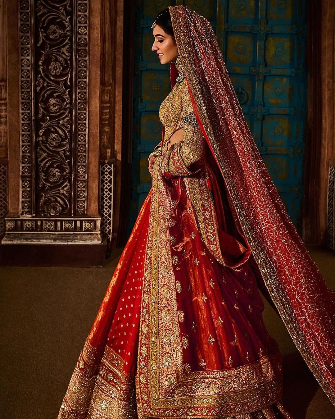 इस लहंगे को साड़ी ड्रेपिंग विशेषज्ञ डॉली जैन ने पहनाया है. इस लहंगे में वाकई राधिका किसी रानी से कम नहीं लग रही हैं.